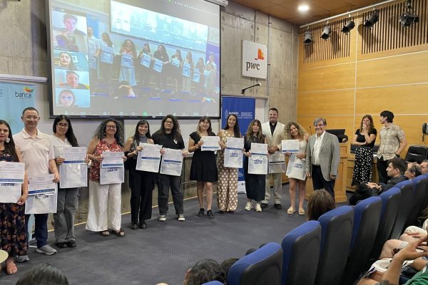 Docentes de todo Chile se certifican en educación financiera gracias a programa impulsado por la ABIF y la FEN de la Universidad de Chile